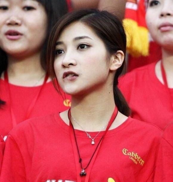 黑色丝袜吻戏亲胸摸腿视频