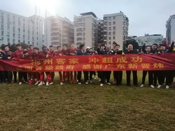 美女不穿衣服跳舞
